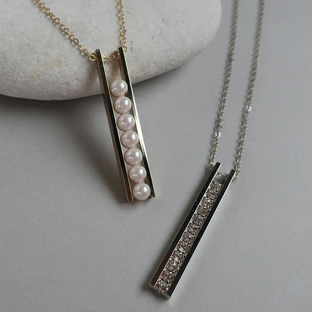 パールとクリスタルのロングバー型ネックレス ゴールドとシルバーカラー