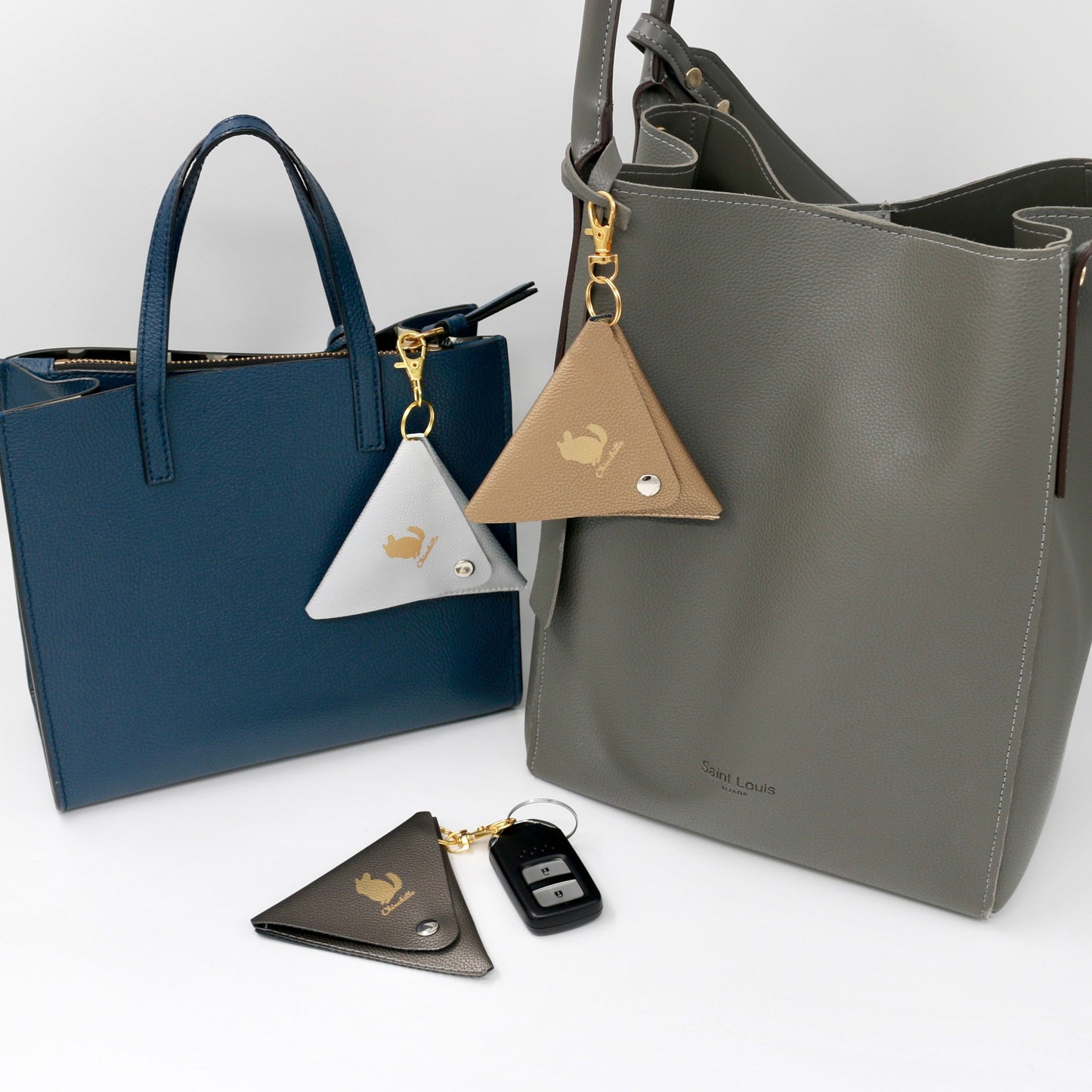 チンチラ刺繍靴下（キーポーチ付き）